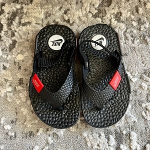 Infant Nike flip flop style sandals size 2